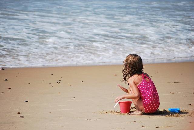 l'heure des châteaux de sable à la plage