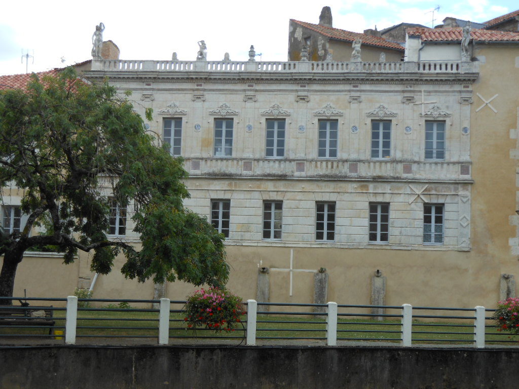 Les bains de Fontenay le Comte en Vendée à découvrir lors de votre balade grauite