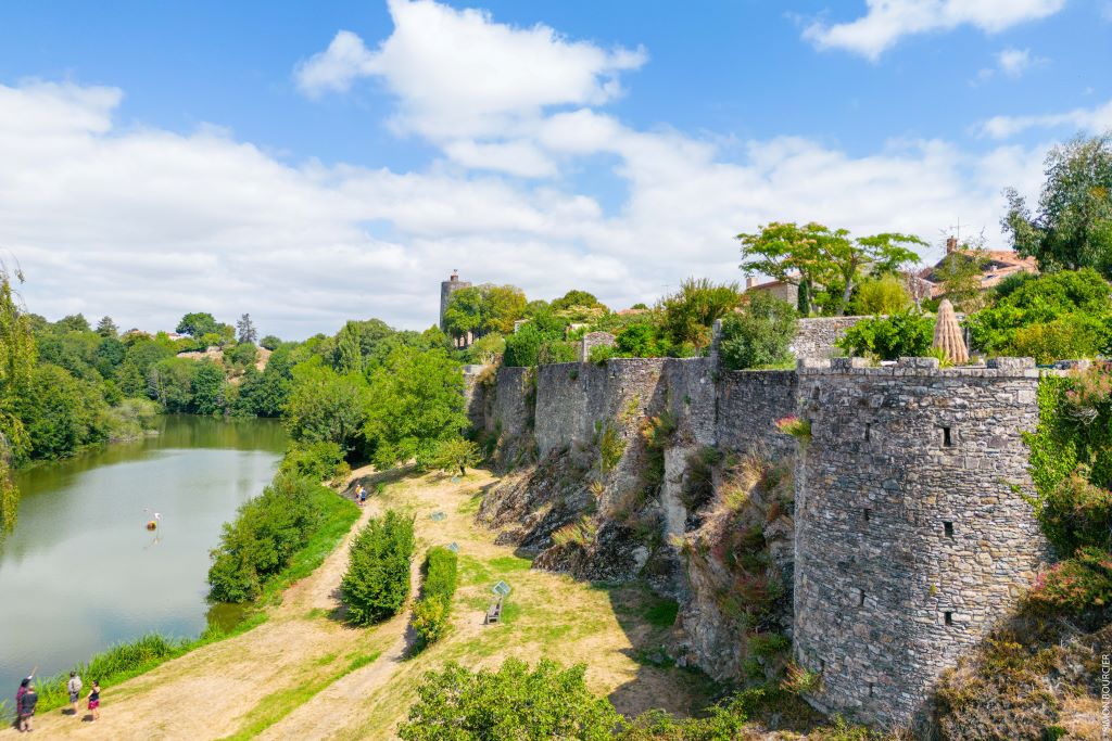 Les remparts de Vouvant et Tour Mélusine - Vendée Marais Poitevin