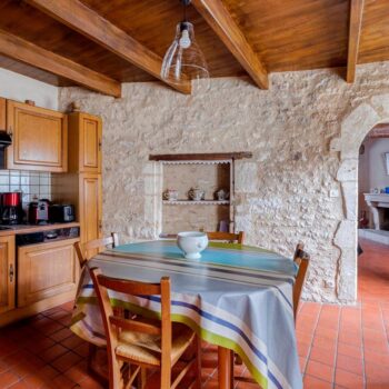 Cuisine du gite de la Gravée Vendée Marais Poitevin donnant sur le séjour