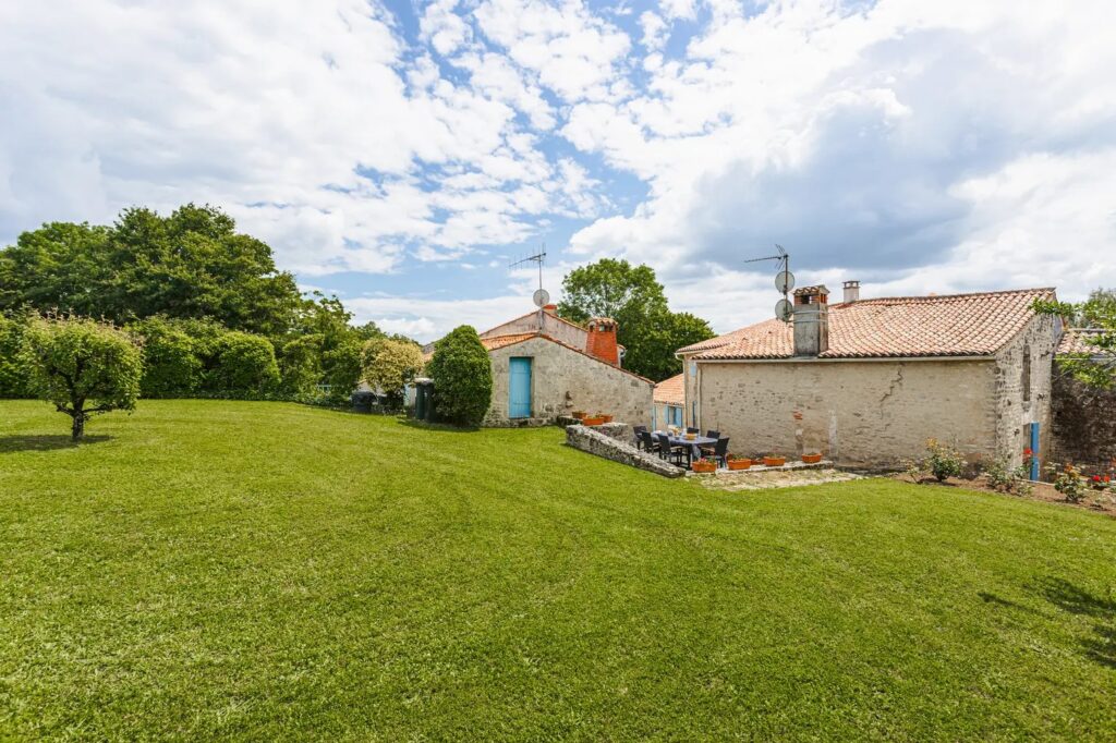Extérieur gite de la Gravée Vendée Marais Poitevin - jardin vue sur le gite