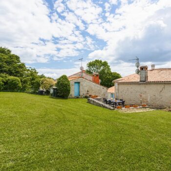 Extérieur gite de la Gravée Vendée Marais Poitevin - jardin vue sur le gite