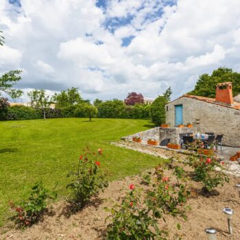 Extérieur gite de la Gravée Vendée Marais Poitevin - terrasse et séjour d'été