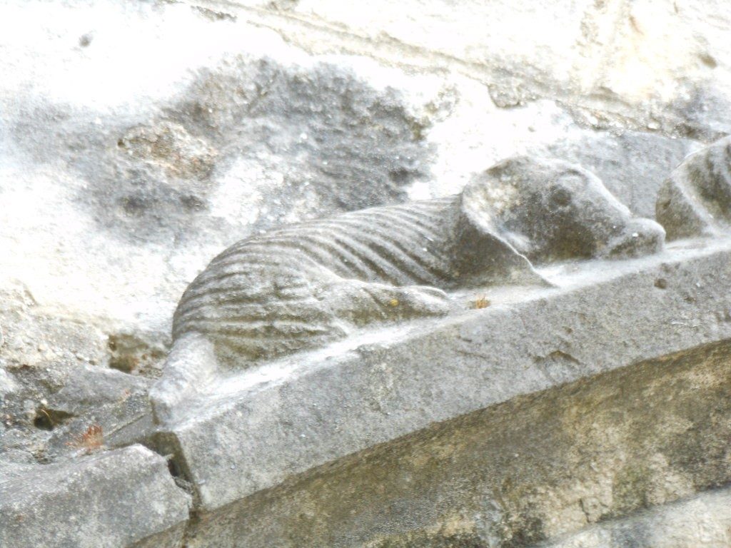 Détail du fronton de l'église de Saint Michel le Coucq